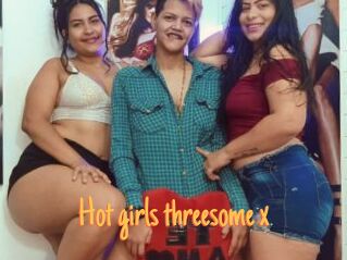 Hot_girls_threesome_x